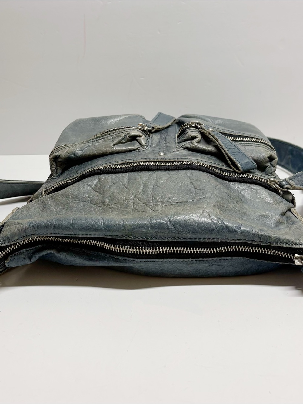 Tano Distressed blue Leather Messenger Bag - Picture 5 of 11